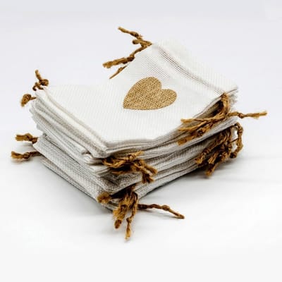 Dailygoods- Jute Zakjes 24 Stuks - Witte Zakjes 10 x 15 cm - Cadeautasjes met Hartdecoratie - Trekkoord - Kleine Stoffen Zakjes - Bruiloft/Cadeautjes - Cadeauzakjes