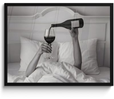 Poster in lijst - Fotolijst 70x50 cm - Posters - Lakens - Armen - Wijn - Glas - Posterlijst zwart - Decoratie - Wanddecoratie woonkamer - Muurdecoratie slaapkamer