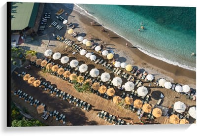 Canvas  - Groot Strand met Parasols en Blauwe Zee - 90x60cm Foto op Canvas Schilderij (Wanddecoratie op Canvas)