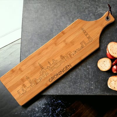 Out-Lines - Serveerplank met skyline van Groningen - Bamboe - 60x16cm - Borrelplank Gravering