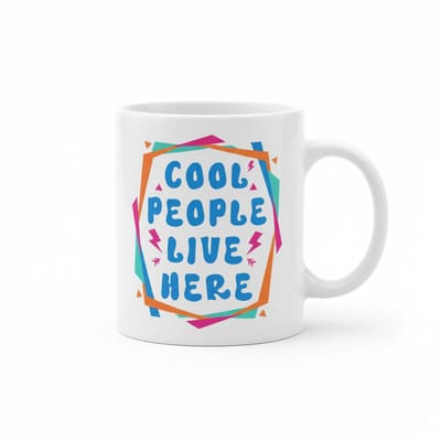 Coole Tekst Koffiemok “Cool People Live Here” – Kleurrijke Moderne Woon- & Kantoor Cadeaumok – Keramische Koffiebeker 330 ml