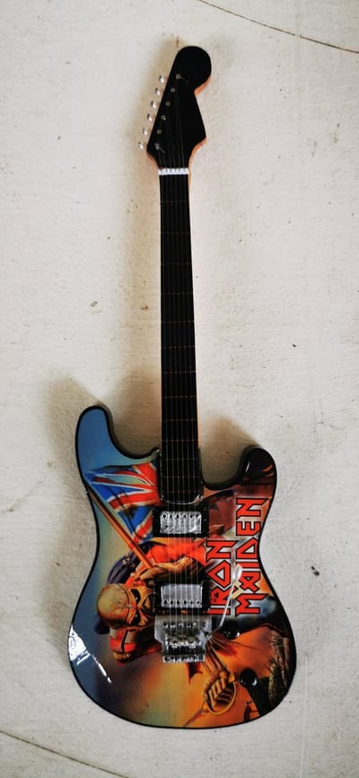 Iron Maiden Miniatuur Gitaar The Trooper – Houten Heavy Metal Decoratie met Standaard – Luxe Rock Merchandise & Muziek Cadeau – 25 cm Hoog – Vintage Mancave Verzamelobject