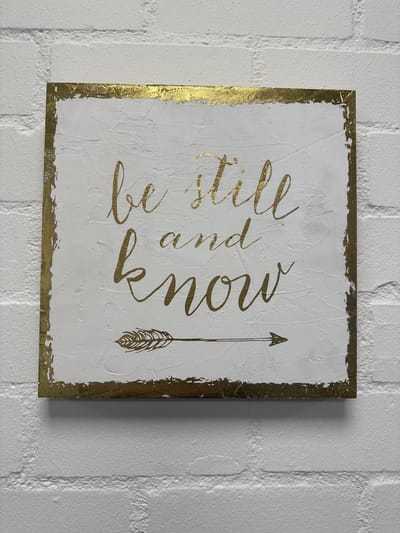 Decoratief houten bord "Be still and know" - Wit + gouden letters - hoogte 30x30x2.5cm - Woonaccessoires - Decoratieve borden