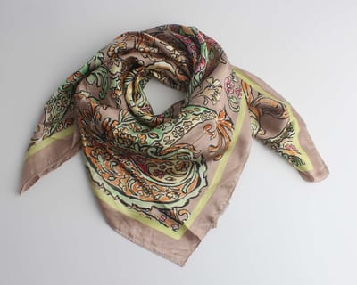 Seline bandana- Accessories Junkie Amsterdam- Dames- Halsdoek- Sjaaltje- Imitatie Zijde- Paisley print- 70x70cm- Taupe groen geel oranje roze