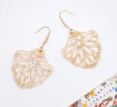 Jeannette-Creatief® - Resin - Barok Beige Small Gold - NIEUW! - Dames Oorbellen - Oorhangers - Beige Oorbellen - Zandkleur - Kaki - Gouden RVS Oorbelhaakjes