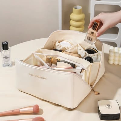 Make-up Tas Dames & Meisjes - Grote Toilettas voor Reizen & Vakantie - Beauty Case met Grote Opening - Cosmetica Organizer met Vakken - Waterafstotend PU Leer - Reis Etui voor Make up & Verzorging - Handige Badkamer Opbergtas - Beige
