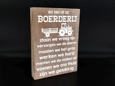 Woodart Houten Tekstbord “Bij Ons Op De Boerderij…” – 25x18 cm – Natural Hout – Boerderij Quote Wanddecoratie – Landelijke Woondecoratie – Farm Life Bord