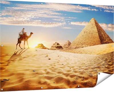 Gards Tuinposter Egyptische Piramides met een Kameel - 150x100 cm - Tuindoek - Tuindecoratie - Wanddecoratie buiten - Tuinschilderij