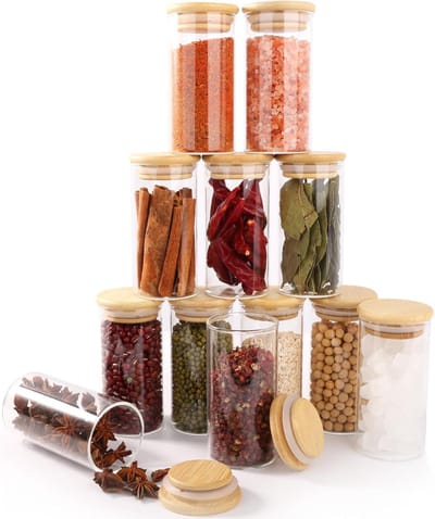 set van twaalf ronde transparante potten met bamboe deksels, gemaakt van hoog borosilicaatglas, geschikt voor het bewaren van granen, koffiebonen en theebladeren, met capaciteiten van 340ml
