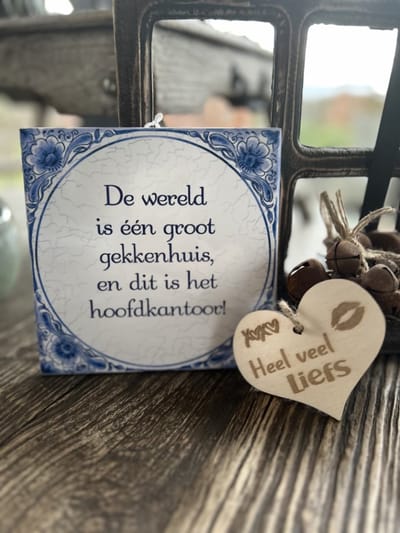 Creaties van Hier - Tegeltje Gekkenhuis met houten hartje - 15 cm – Keramiek