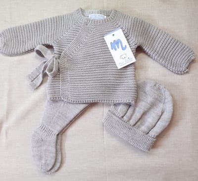 Mac Ilusion Gebreid Baby Pakje 3-dlg |Truitje + broekje met voetjes + mutsje | 9422 |Luna / grijs |prematuur | maat 44