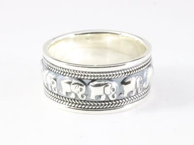 Brede zilveren ring met olifanten - maat 17.5