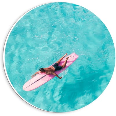 Forex Wandcirkel - Man op Roze Surfplank - 20x20cm Foto op Wandcirkel (met ophangsysteem)