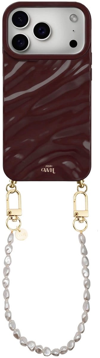 xoxo Wildhearts Glaze Cord Case Burgundy - Geschikt voor iPhone 17 Pro Max - Pearlfection - Kort koord - Glimmend siliconen telefoonhoesje met plooien - Dream hoesje met koord - Parelketting - Telefoonkoord