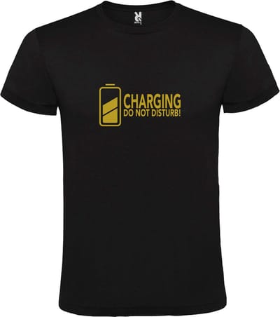 Zwart T-Shirt met “ Charging / Do NOT Disturb “ afbeelding Goud Size XXL