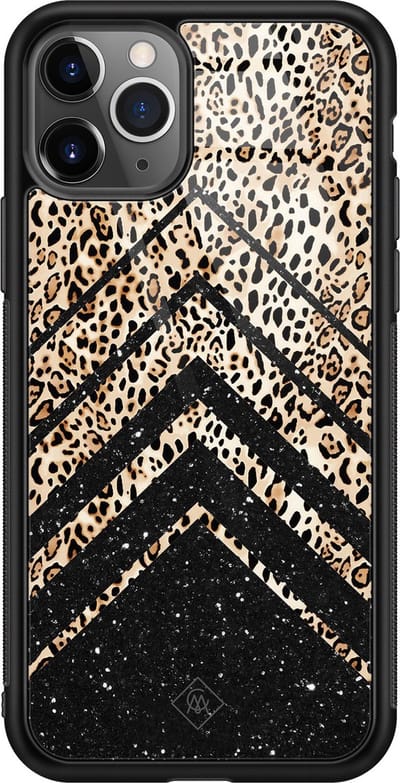 Casimoda® hoesje - Geschikt voor iPhone 11 Pro Max - Chevron Luipaard - Luxe Hard Case Zwart - Backcover telefoonhoesje - Bruin/beige