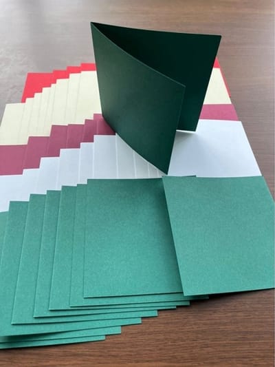50 Vierkante Dubbele kaarten in kerstkleuren 180 gram karton - Formaat 13,5 x 13,5 cm - Cards01K50
