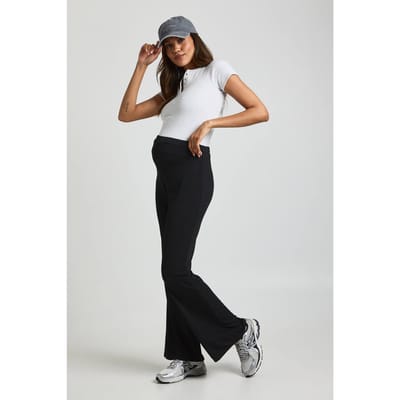 boohoo Dames Basic geribbelde, hoog getailleerde, uitlopende zwangerschapsbroek | Zwart | Maat: 36