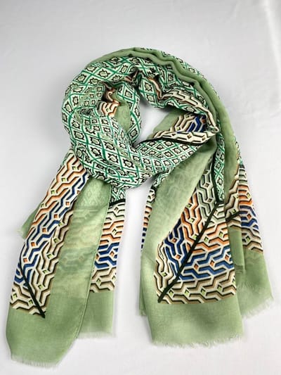 Vrolijke zomersjaal van mooi materiaal 50 % katoen met 50% viscose