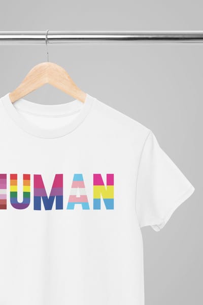Pride shirt - Human - Wurban Wear | Gay pride | Pride kleding | Regenboog kleding | Pride | Pride vlag | Regenboog vlag | Regenboog | LGBTQ | LHBTI | Liefde | Transgender | Crossdress | Amsterdam | Rainbow | lgbt shirt | Wit