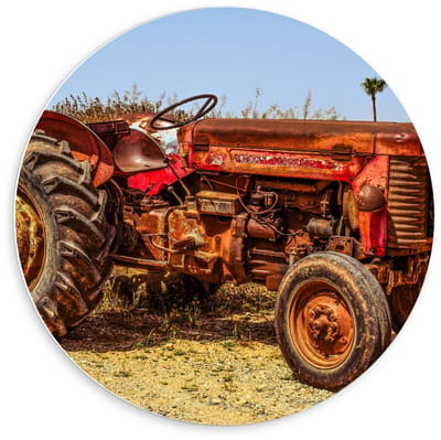 Forex Wandcirkel - Oude Roestige Tractor Rood - 60x60cm Foto op Wandcirkel (met ophangsysteem)