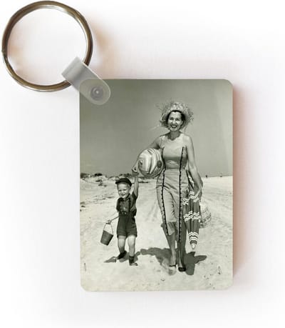Sleutelhanger - Vintage portret van een moeder en zoon op het strand in zwart-wit - Uitdeelcadeautjes - Plastic