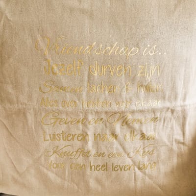 Sierkussen Kussen met tekst bedrukt cadeau vriendin | vriendschap is | beige met goud| 50x50 cm | verjaardag man vrouw
