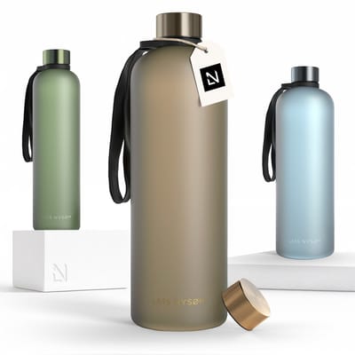 LARS NYSØM Blæst Ultralichte tritan-waterfles 1500ml - BPA-vrij, lekvrij, geschikt voor koolzuurhoudende dranken - Inclusief 2 deksels (Taupe Brown/Gold)