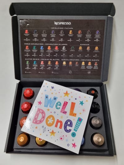 Koffie Proeverij Pakket met 20 stuks verschillende smaken en Mystery Card 'Well Done' met persoonlijke (video) boodschap | Verjaardag | Sinterklaas | Kerstpakket | Vaderdag | Moederdag | Jubileum | Valentijnsdag