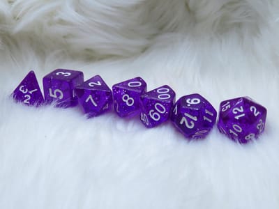 Polyset Dice | Dobbelstenen - Set Van 7 Stuks - Paars Glitters Wit Doorzichtig Transparant| Voor D&D en Andere Rollenspellen | Plastic Dobbelstenen Set voor Dungeons and Dragons | Polyhedral Dice Set | Mooie Zwarte Velvet Dice Bag voor 3 Sets