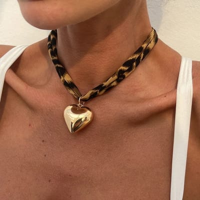Sorprese Amora Ketting Dames - Goudkleurige Hanger en Luipaard Print - Luxe Dames Ketting - Goudkleurig - Verstelbaar - Perfect Cadeau voor Haar - Sinterklaas - Kerst - Model ZZ