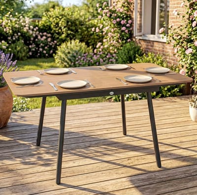 MEUNIQ tuintafel 140 x 80 x 75 cm voor 6 personen, rechthoekige outdoor eettafel met WPC tafelblad, metalen frame en verstelbare voeten, teak