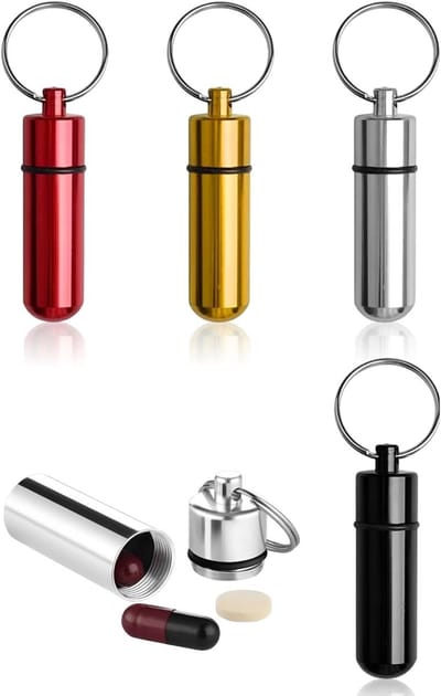Pillendos sleutelhanger set van 4, waterdichte aluminium pillenbox voor camping, wandelen en reizen, mini pillenhouder organizer in 4 kleuren