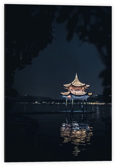 Dibond - Lichtgevend Kapelletje op het Water - 40x60cm Foto op Aluminium (Met Ophangsysteem)