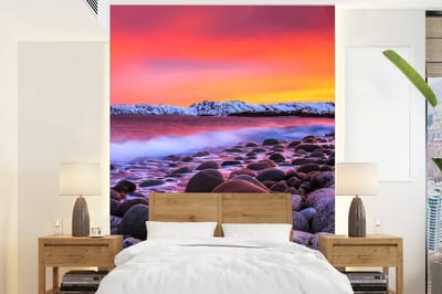 Behang - Fotobehang Zon - Stenen - Sneeuw - Landschap - Water - Breedte 195 cm x hoogte 260 cm
