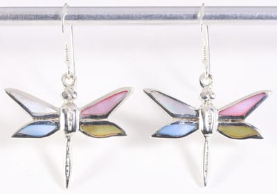 Zilveren libelle oorbellen met veelkleurige schelp