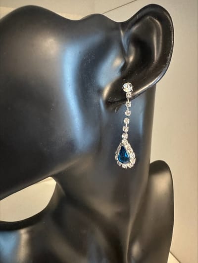 Elegante strass oorhangers met blauwe steen | | Make up | Parfum | Moederdag | Verjaardagscadeau| Cadeautje| Valentijnsdag| Kado | sieraden | vaderdag | oorbellen | oorsieraden