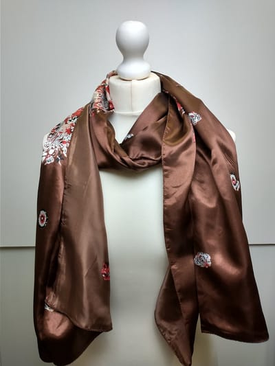 Lange dames sjaal Ria gebloemd motief donkerbruin rood wit zwart roze