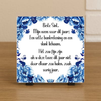 Spreuktegel - Sinterklaas Tegeltje – Humor Cadeau – Vette Bankrekening & Slank Lichaam – Delfts Blauw - Trendy nu - Feestdagen – Decoratief Tegeltje met Standaard – Cadeau Idee