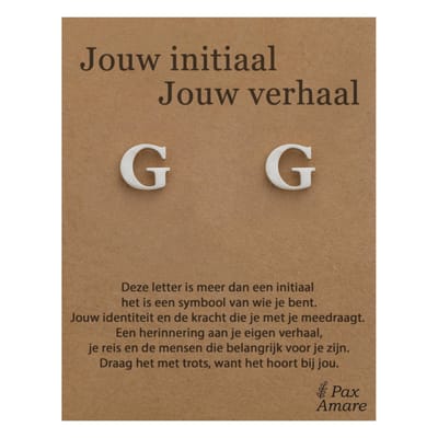 Letter G Oorbellen op Cadeau Kaartje - Jouw initiaal, jouw verhaal - Zilverkleurig Stainless Steel - 7mm Initiaal Oorknopjes- Pax Amare