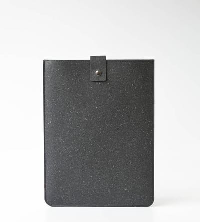 Laptop hoes NOUK -16 inch - Laptopsleeve - Gespikkeld Zwart - Gerecycled leer en gerecycled wolvilt - Duurzaam