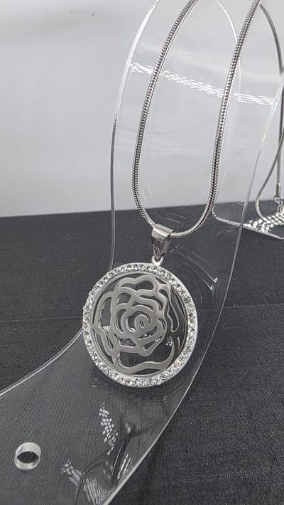 Hanger - Ø 3.5 cm - Rond - Roosontwerp - met ketting L 45 cm - RVS - Prachtig design hanger met een opengewerkt patroon van Roos, omringd door een rand van zirkonia-stenen.