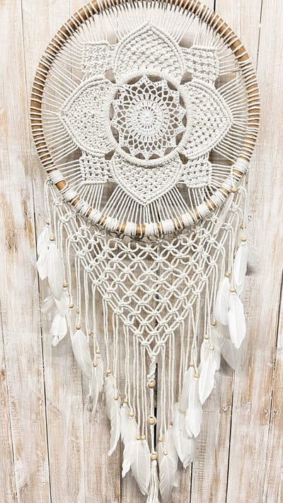 Dromenvanger bloemgeborduurd macrame naturel kralen wit/naturel ±32cm