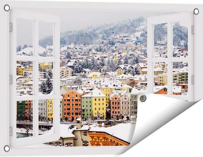 Gards Tuinposter Doorkijk Gekleurde Huisjes met Sneeuw in Oostenrijk - 60x40 cm - Tuindoek - Tuindecoratie - Wanddecoratie buiten - Tuinschilderij