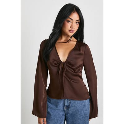 boohoo Dames Satijnen blouse met strik aan de voorkant en uitlopende mouwen | Chocoladebruin | Maat: 38