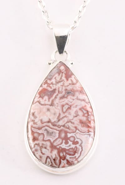 Druppelvormige zilveren hanger met roze Rosetta jaspis aan ketting