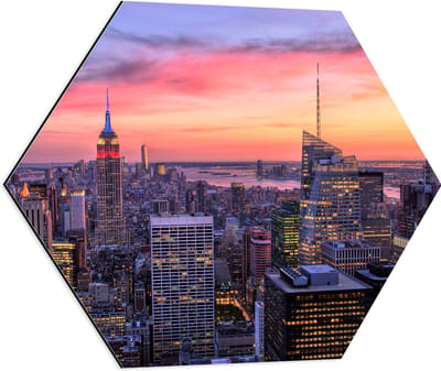 WallClassics - Dibond Hexagon - Uitzicht over de Stad New York bij Zonsopkomst - 60x52.2 cm Foto op Hexagon (Met Ophangsysteem)