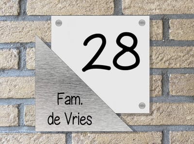 naambordje / huisnummer voordeur opaal met rvs look driehoek