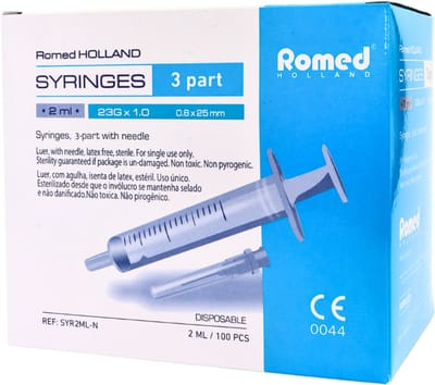 3x Romed 2 ml injectiespuiten met naald 100 stuks Romed - Doorzichtig/wit - Polypropyleen & Latex-vrij rubber - Tweedelige 2ml wegwerpspuit met canule, steriel per stuk verpakt.