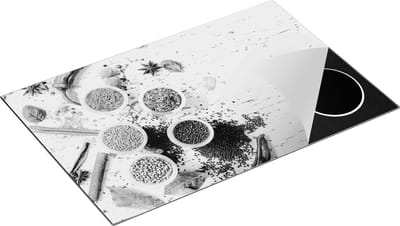 Chefcare Inductie Beschermer Kruidenbakjes op een Witte Houten Tafel - Zwart Wit - 80x50 cm - Afdekplaat Inductie - Kookplaat Beschermer - Inductie Mat